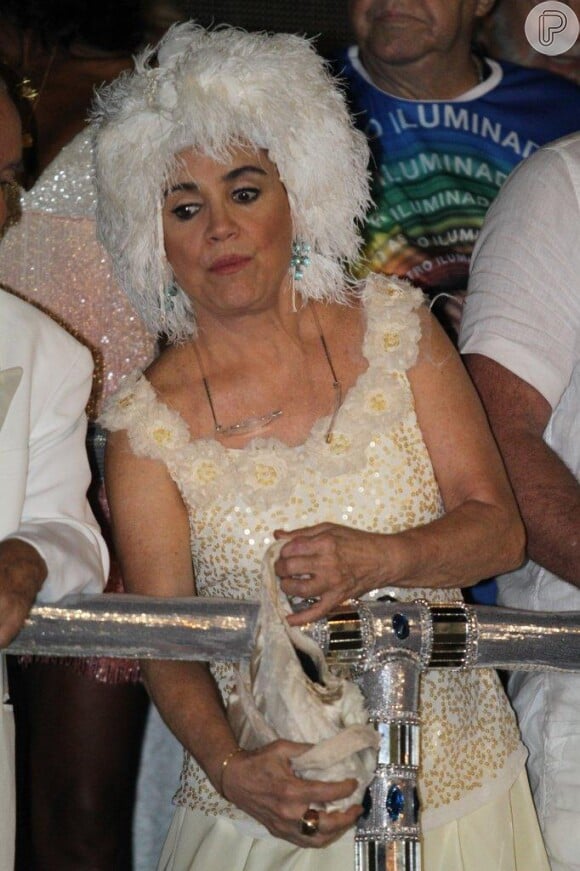 Mesmo no meio do Carnaval, Regina Duarte chamou a atenção pelo visual novamente. A atriz entrou na brincadeira e optou por uma peruca branca enquanto a maioria dos famosos que desfilaram no carro de Boni, na Beija-Flor, usaram looks mais discretos