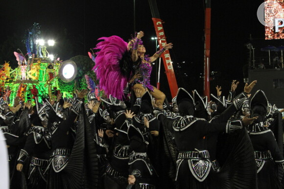Susana Vieira foi carregada por bailarinos durante o desfile da Beija-Flor
