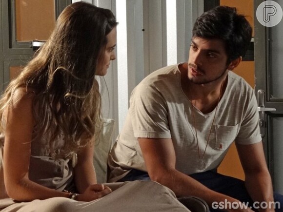 Lili (Juliana Paiva) confessa para Marlon (Rodrigo Simas) que beijou William (Thiago Rodrigues) e ele fica arrasado, em 'Além do Horizonte'