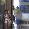 Vida de pai: Thiago Lacerda leva filha Cora, 3, nas costas ao deixar academia no Rio