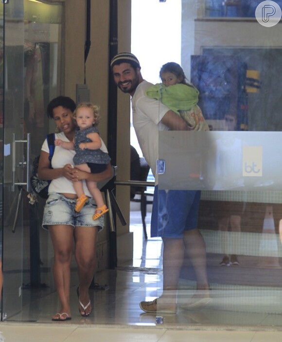 Vida de pai: Thiago Lacerda leva filha Cora, 3, nas costas ao deixar academia no Rio