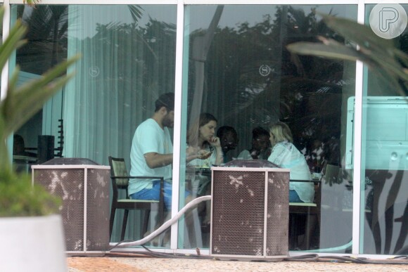 Quebrando rotina? Vanessa Lóes e Thiago Lacerda foram vistos tomando café da manhã em no Hotel Shereton no Rio de Janeiro