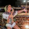 Claudia Leitte usa fantasia cheia de brilho para cantar no Carnaval de Salvador