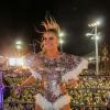 Claudia Leitte pula e anima o público do bloco Largadinho, na Bahia