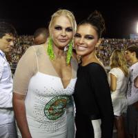 Mariana Rios e Monique Evans se encontram em camarote após desfile da Mocidade