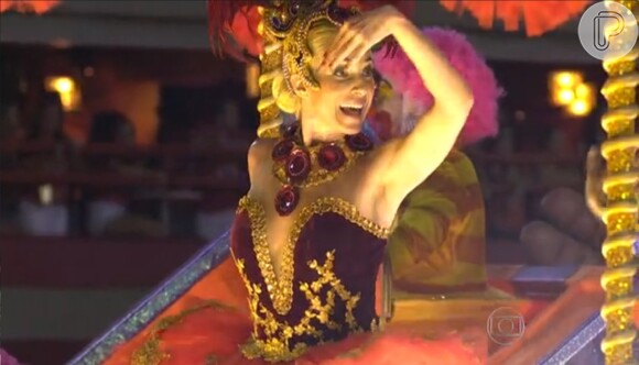 Leticia Spiller faz coreografias de balé em cima do carro alegórico em desfile da União da Ilha