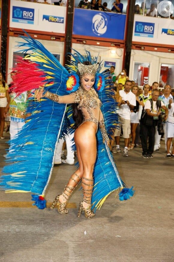 Sabrina Sato desfilou pela Vila Isabel, no Rio, vestida de onça