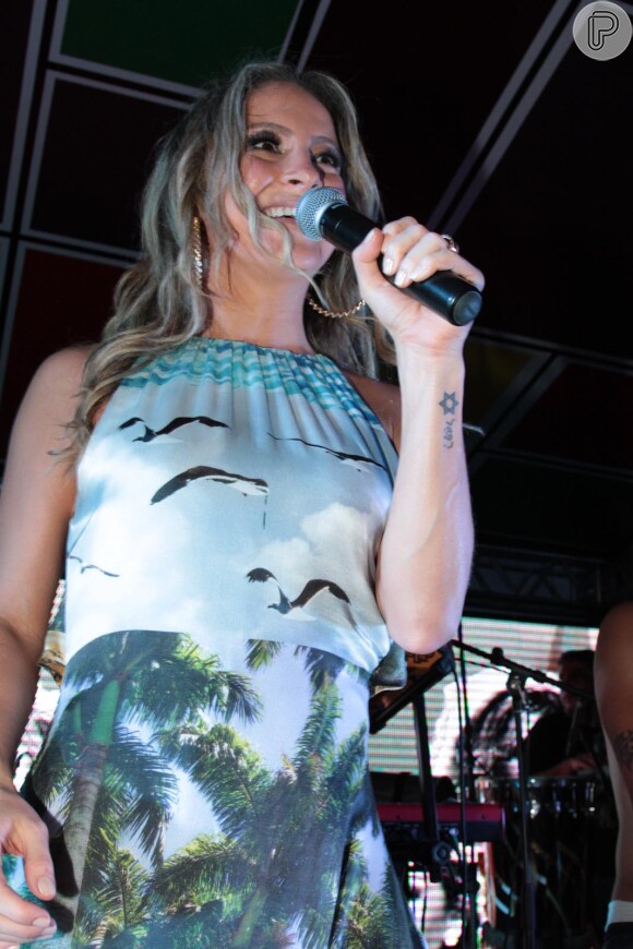 Claudia Leitte esbanjou simpatia durante apresentaçao em uma pool party. A cantora fez um show na tarde desta terça-feira, 4 de março de 2014, em um hotel em Salvador, na Bahia