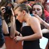 Scarlett Johansson exibe barriga saliente em evento de cinema