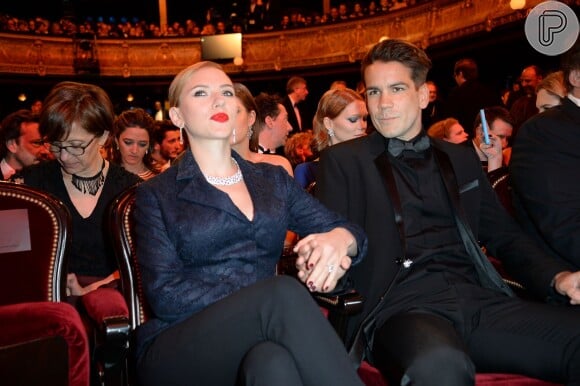 Scarlett Johansson e Romain Dauriac estão muito felizes com a gravidez, segundo fontes do site 'E!'