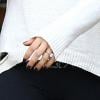 Mila Kunis exibe seu anel de noivado