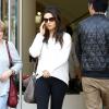 Mila Kunis faz compras com sua mãe e exibe seu anel de noivado