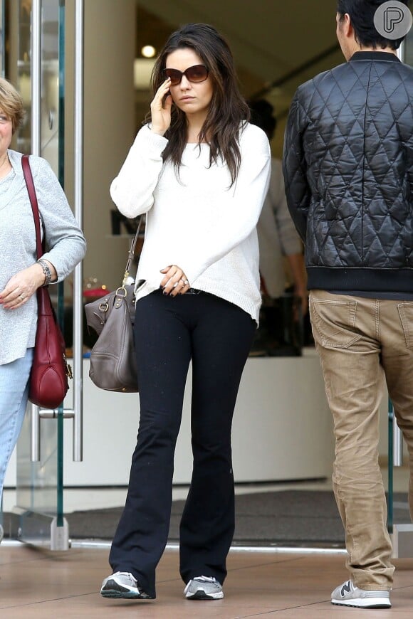 Mila Kunis faz compras com sua mãe e exibe seu anel de noivado