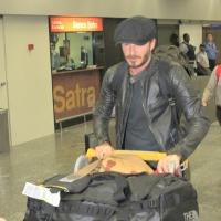 David Beckham desembarca no RJ e aparece sem camisa em hotel