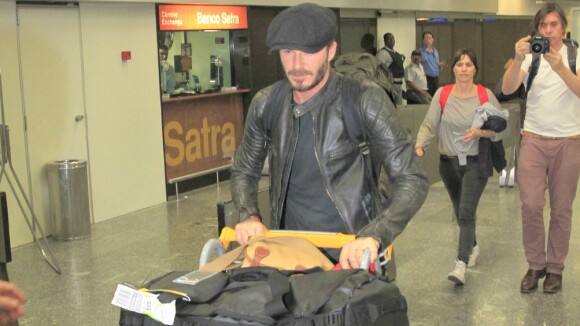 David Beckham desembarca no RJ e aparece sem camisa em hotel