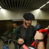 David Beckham autografa camisa do Flamengo para fã em aeroporto do Rio