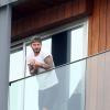 David Beckham está hospedado no hotel Fasano, em Ipanema, e aparece sem camisa na sacada de seu quarto