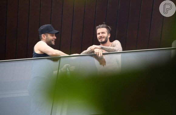 David Beckham aparece sem camisa na sacada do hotel Fasano, em Ipanema, no Rio, em 6 de março de 2014