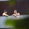 David Beckham está hospedado no hotel Fasano, em Ipanema, e aparece sem camisa na sacada de seu quarto