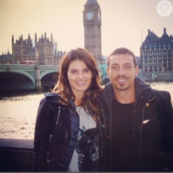 Isabelli Fontana posa com o namorado, Di Ferrero, em Londres, em 6 de março de 2014: 'Eu e meu amor'