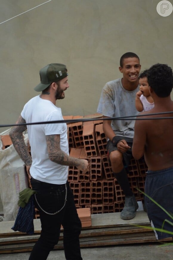 David Beckham se encantou pela criança e se aproximou todo sorridente entre uma cena e outra no comercial que estava gravando no Vidigal, comunidade da Zona Sul do Rio de Janeiro, nesta quinta-feira, 6 de março de 2014