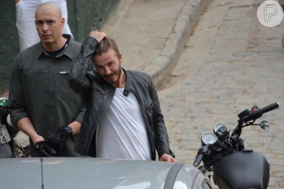 David Beckham esteve no Vidigal, comunidade da Zona Sul do Rio de Janeiro, posou com fãs e se encantou por bebê, na tarde desta quinta-feira, 6 de março de 2014