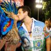 Sabrina Sato beija o namorado, João Vicente de Castro, antes do desfile da Vila Isabel