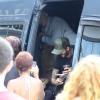 David Beckham sai do hotel tomando um copo de açaí e posa com fãs, em 7 de março de 2014