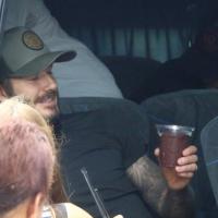 David Beckham deixa hotel tomando açaí e embarca em jatinho no Rio