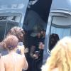 David Beckham sai do hotel tomando um copo de açaí e posa com fãs, em 7 de março de 2014