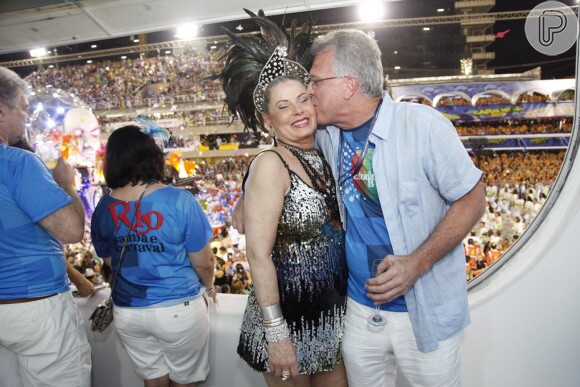 Vera Fischer chegou animadíssima ao camarote Rio Samba & Carnaval, no domingo, 2 de março de 2014. A atriz posando ganhando beijo no rosto de Pedro Bial