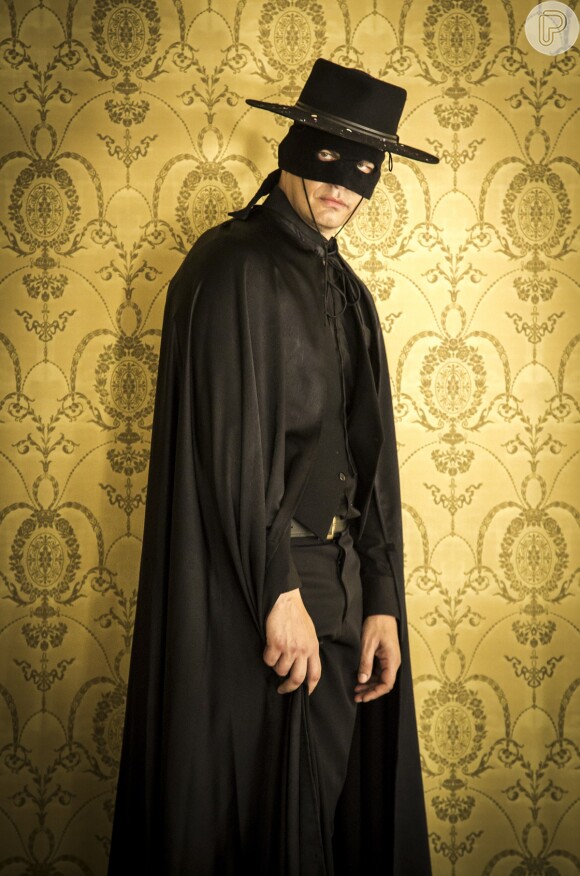 Manfred (Carmo Dalla Vecchia) se fantasia com máscara para passar despercebido no bloco de carnaval, em 'Joia Rara'