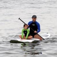 Marcelo Serrado pratica stand up paddle com a filha, Catarina, em praia do Rio