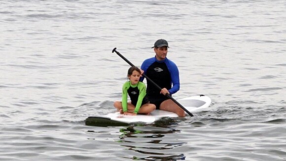 Marcelo Serrado pratica stand up paddle com a filha, Catarina, em praia do Rio