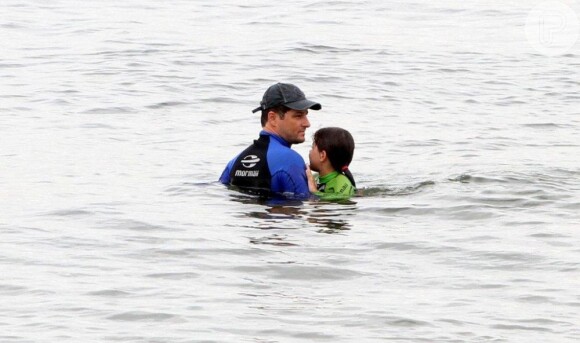Marcelo desistiu do esporte e ficou grudadinho com a filhota no mar