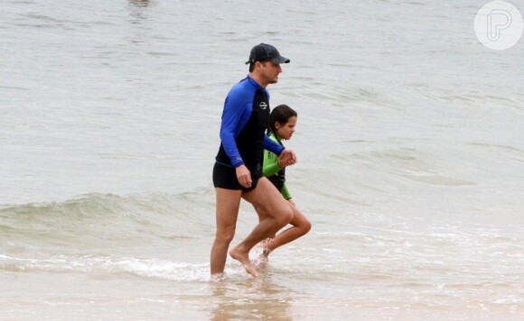 Pai e filha saem do mar