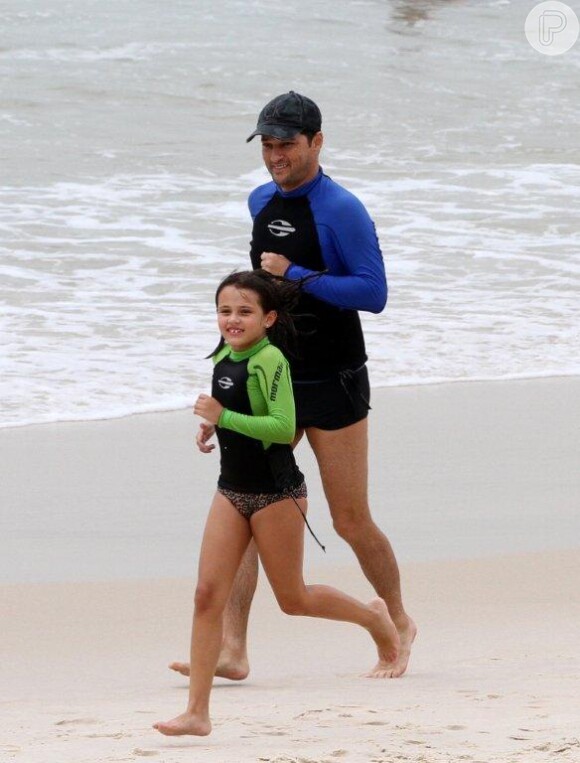 Marcelo e Catarina correm na areia da praia
