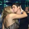 Enzo Celulari e Veridiana Freitas se beijam e vão embora juntos do desfile das campeãs, em 9 de março de 2014
