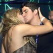 Enzo Celulari beija Veridiana Freitas e vai embora abraçado com a modelo