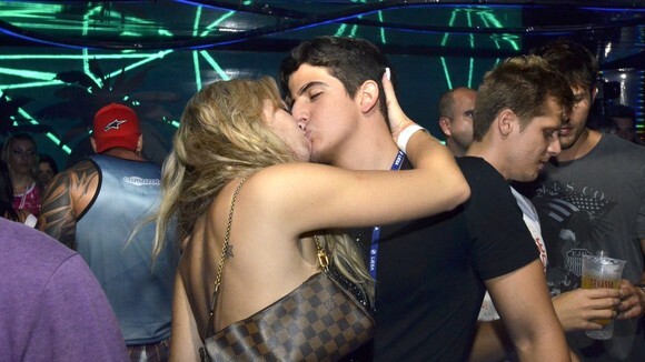 Enzo Celulari beija Veridiana Freitas e vai embora abraçado com a modelo
