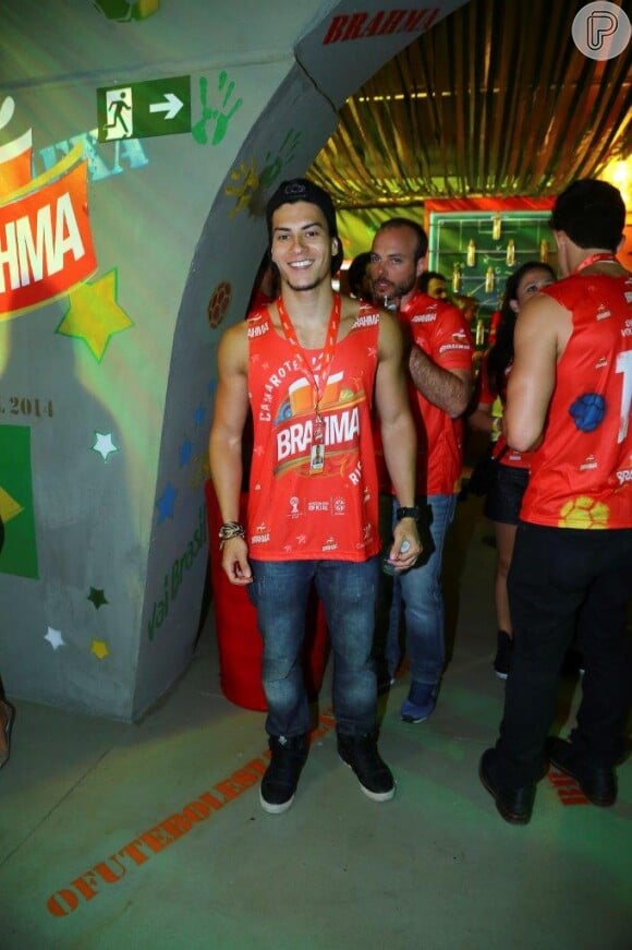 Arthur Aguiar se apresentou em uma pool party em Salvador durante o Carnaval