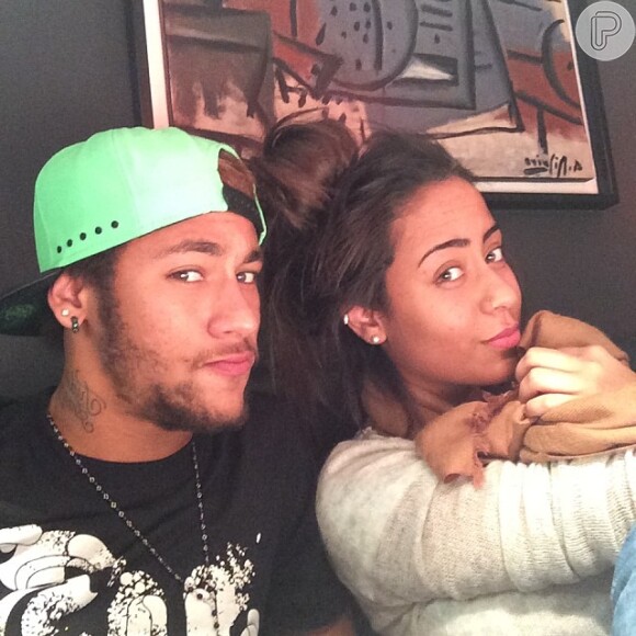 Neymar posa ao lado de Rafaella Beckran