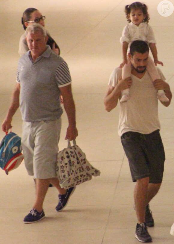 Cauã Reymond tirou a tarde para levar Sofia para passear no shopping e contou com a companhia do ex-sogro, Gilmar Massafera