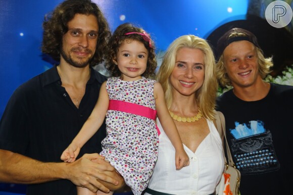 Leticia Spiller com a família reunida no Rio de Janeiro