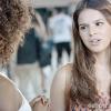 Luiza (Bruna Marquezine) vê Alice (Erika Januza) sofrer preconceito racial na universidade e fica indignada, na novela 'Em Família'