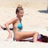 Yasmin Brunet exibe corpo em forma na praia