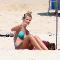 Com biquíni de lacinho, Yasmin Brunet pega sol e se refresca com água de coco