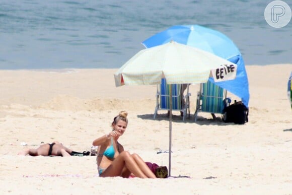 Yasmin Brunet usa biquíni azul para pegar sol na praia de Ipanema, na Zona Sul do Rio de Janeiro, em 13 de março de 2014