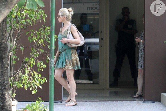 Leticia, a filha Stella, de 3 anos, o marido Lucas Loureiro, a babá e uma empregada foram presos em um quarto, onde ficaram sob a mira das armas