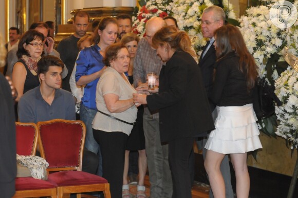 Nicette Bruno recebe o carinho de amigos e familiaria em velório de Paulo Goulart, em 14 de março de 2014